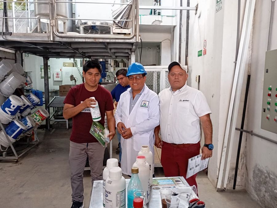 Cliente recibiendo asesoría técnica en la planta